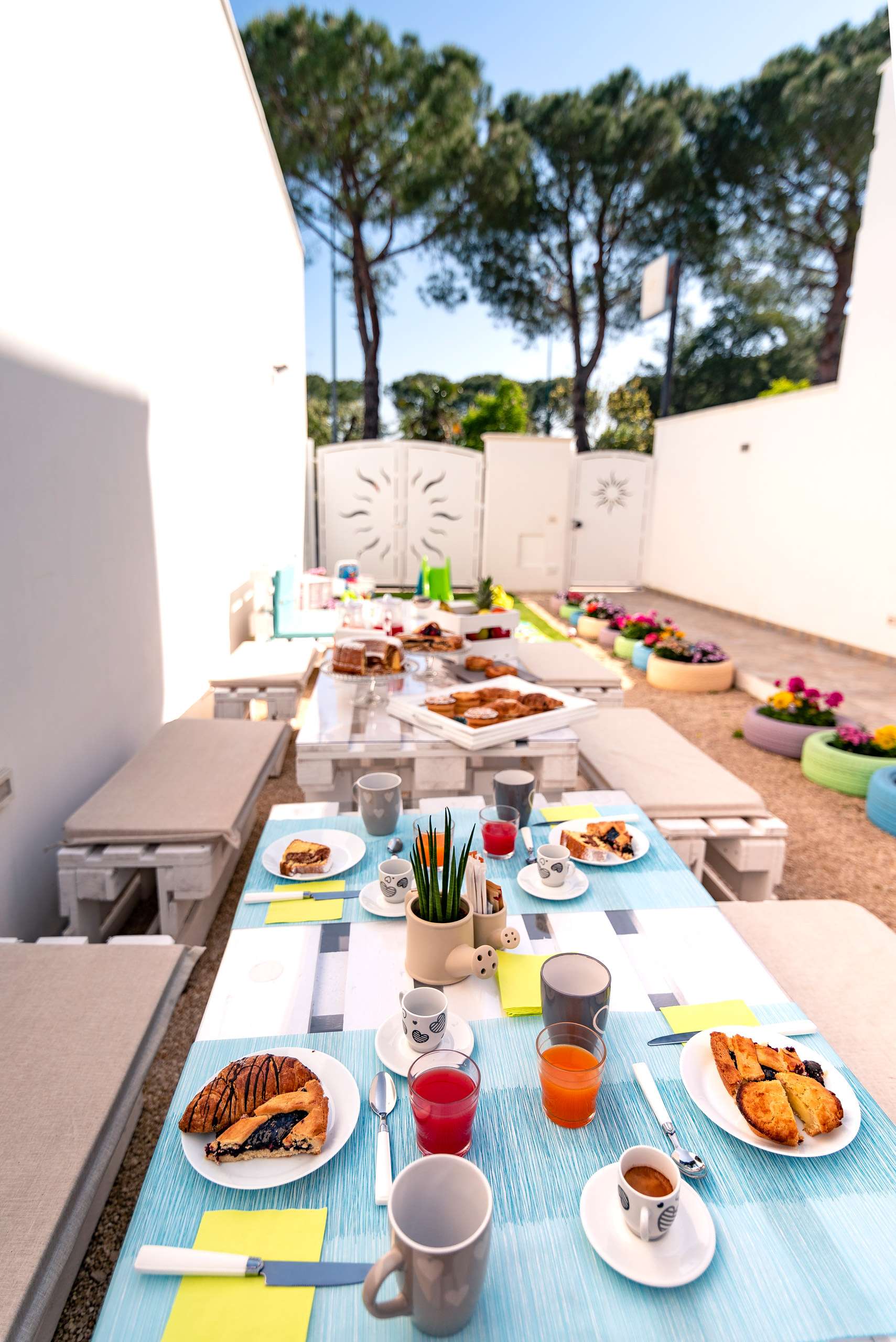 Typical breakfast served In the private garden at the family friendly B&B Casa di Anita | Salento