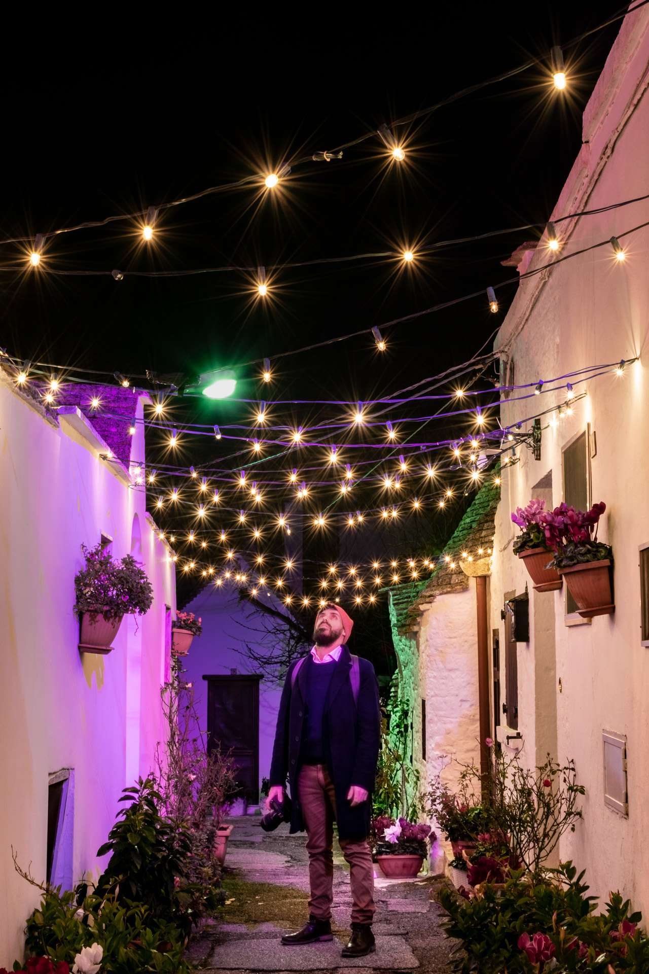 Christmas lights in Puglia, Roberto in a street of Alberobello