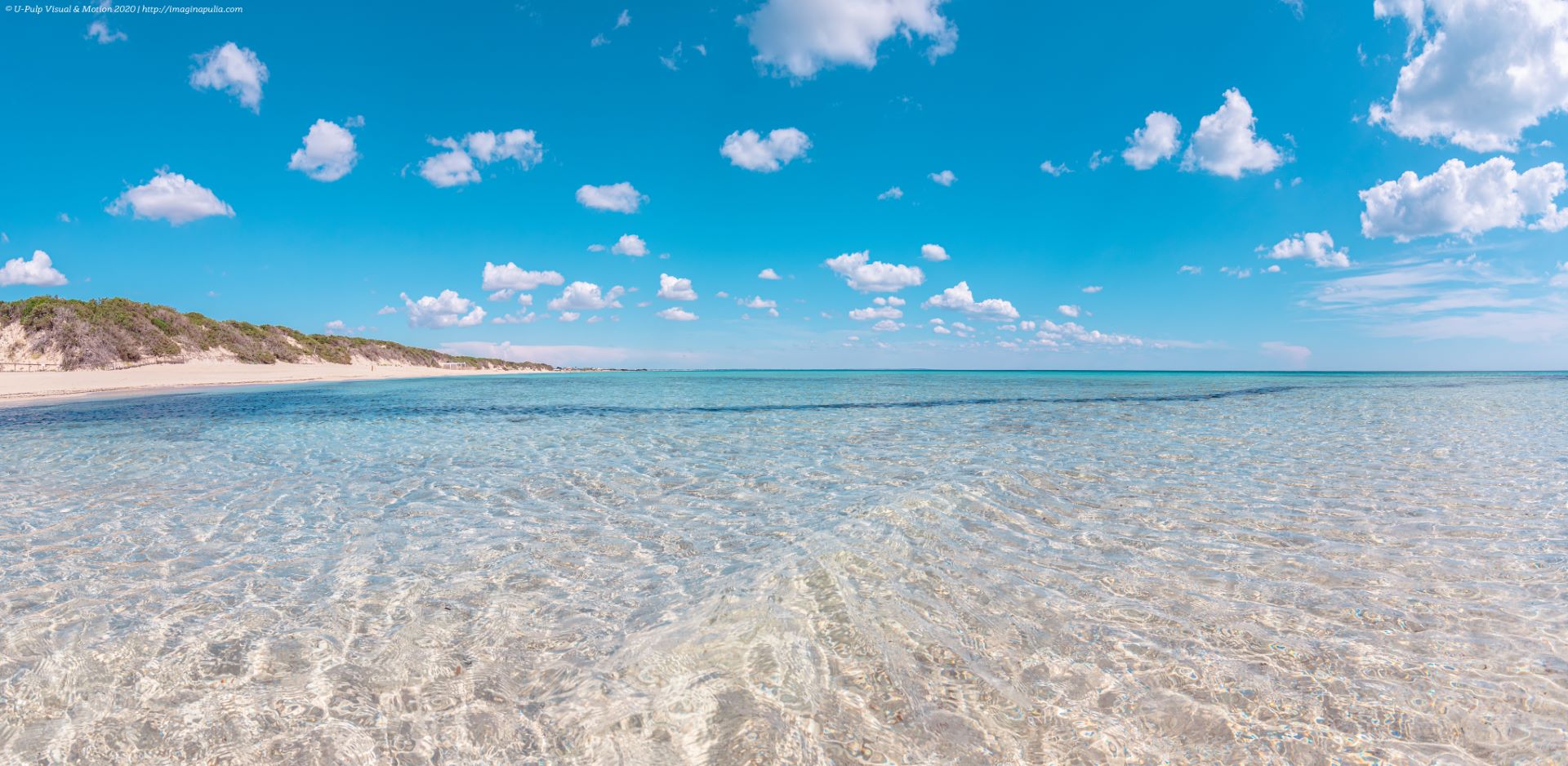 una panorama della spiaggia caraibica di punta prosciutto in salento, puglia