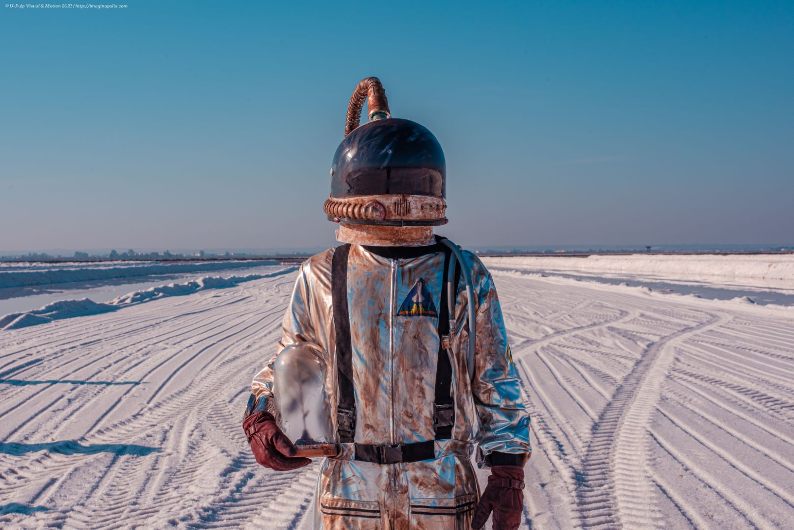 incontro con un astronauta nel paesaggio delle saline di margherita di savoia
