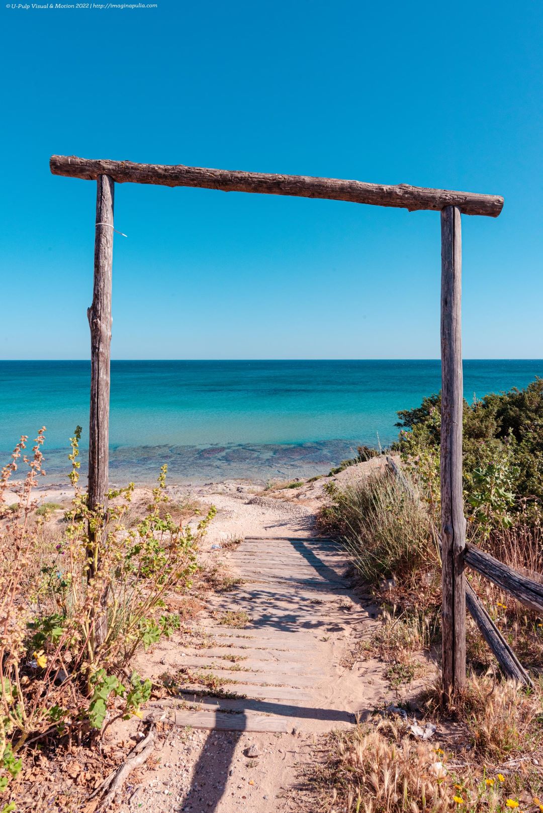 porta di accesso alla spiaggia bandiera blu di campomarino di maruggio in provincia di taranto salento puglia